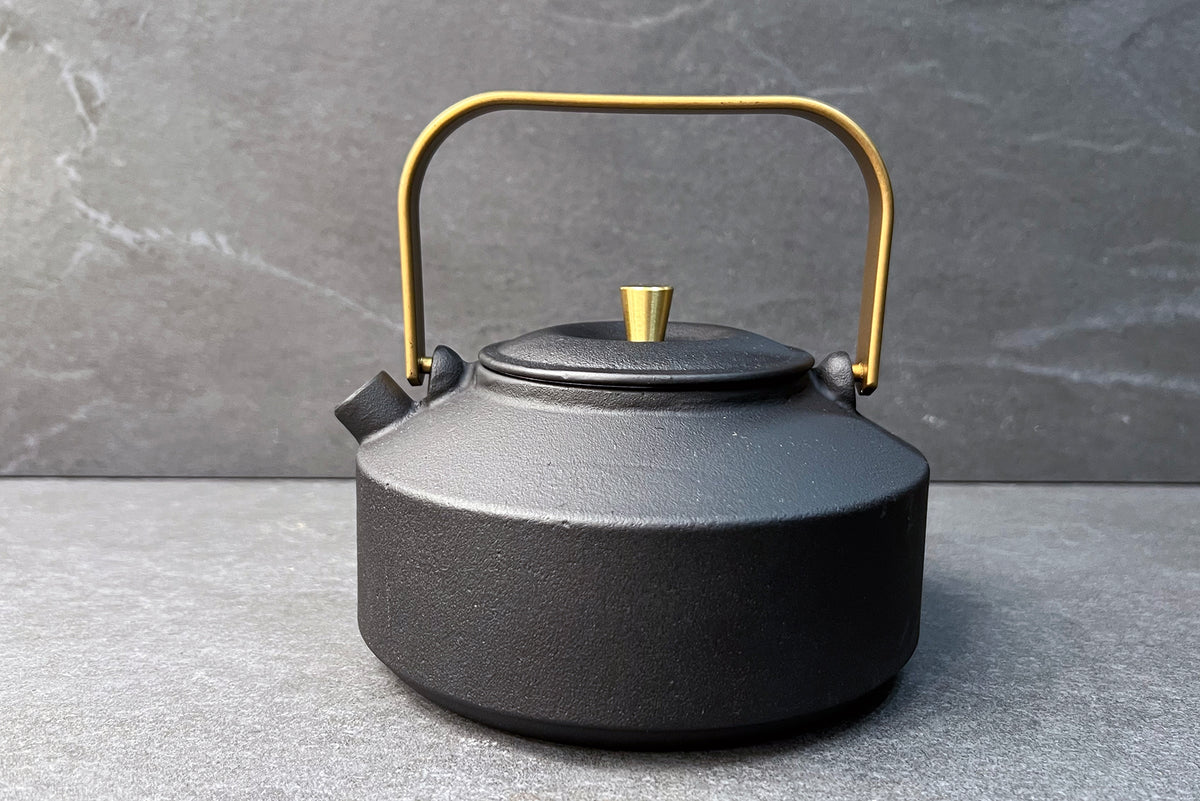 Ning Black/Gold Cast Iron Teapot 0.6L