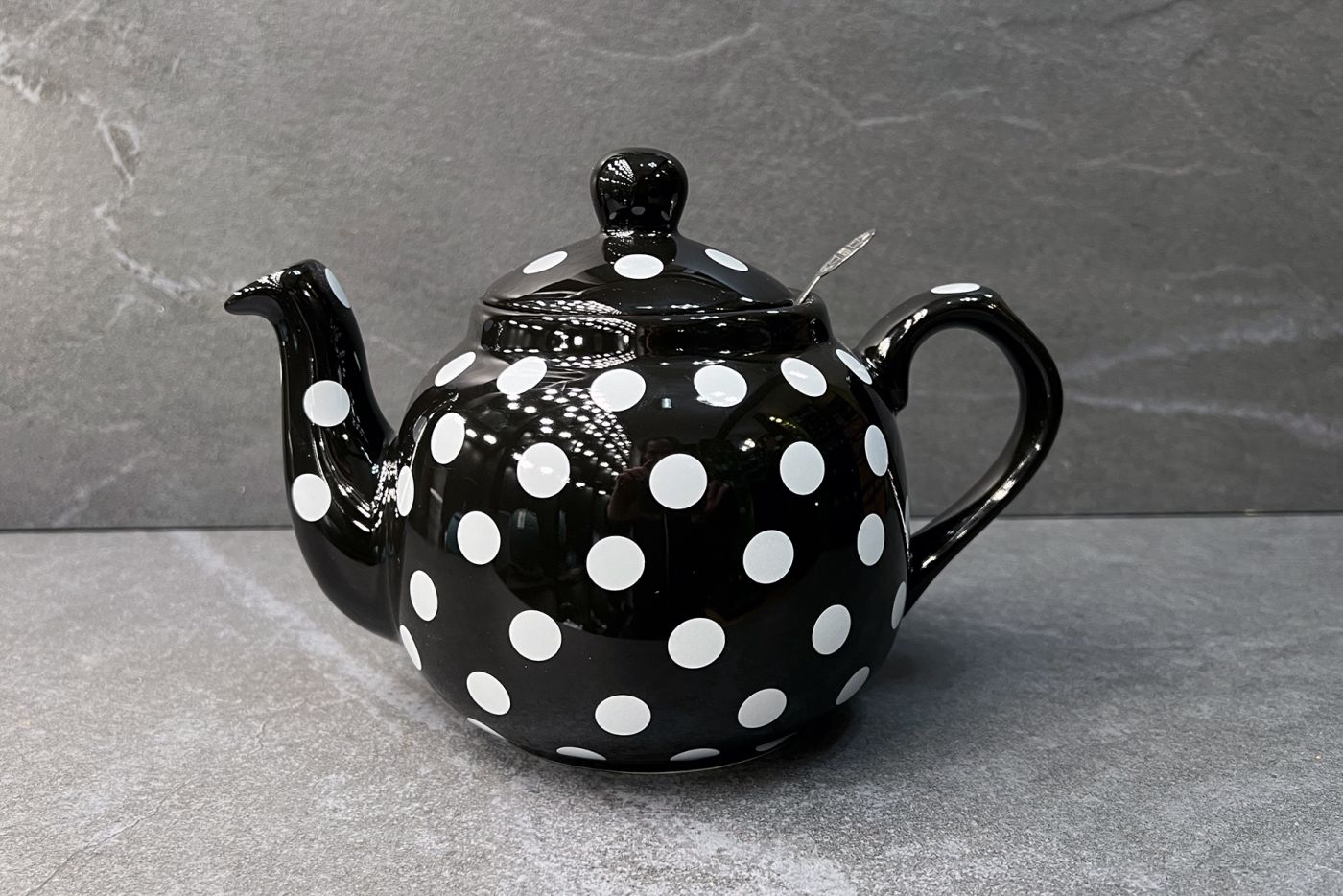Farmhouse White Spot 4 Cup Teapot